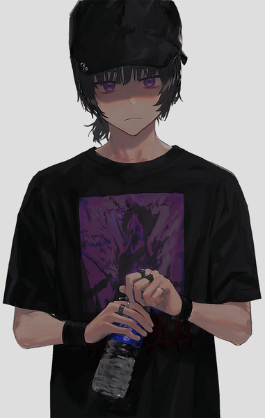 Anime picture 642x1010 with original hirota tsuu single tall image looking at viewer short hair black hair simple background purple eyes upper body grey background shaded face boy ring t-shirt wristlet baseball cap water bottle