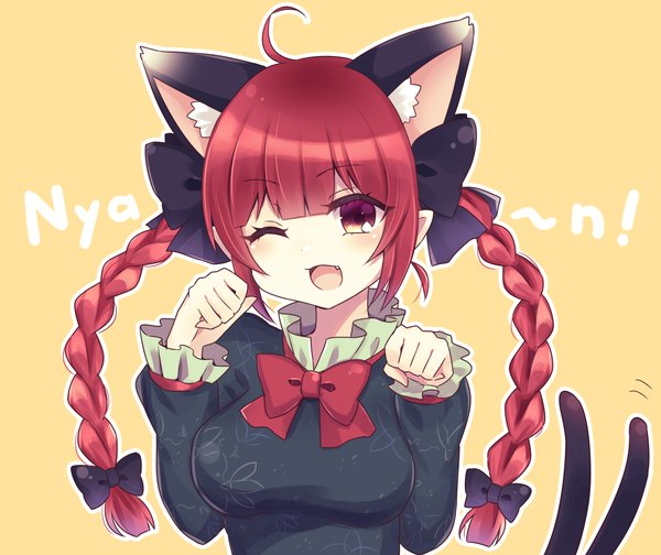 Anime-Bild 2546x2139 mit touhou kaenbyou rin subaru (subachoco) single long hair highres open mouth simple background red eyes animal ears upper body ahoge red hair tail braid (braids) animal tail pointy ears cat ears cat tail fang (fangs)