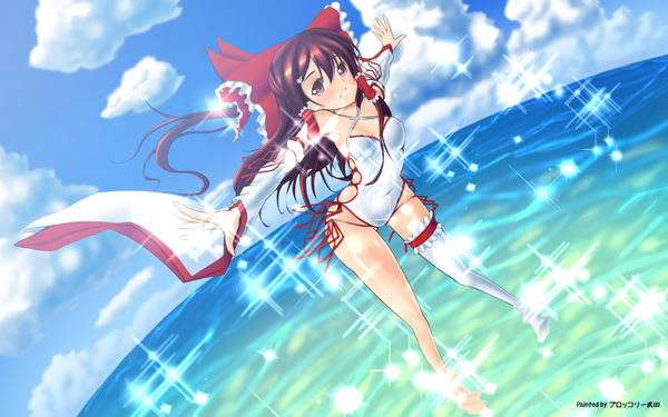 Anime picture 1000x625 with touhou hakurei reimu aki (broccoli-t) single long hair looking at viewer blush light erotic brown hair wide image purple eyes sky cloud (clouds) girl thighhighs navel bow swimsuit hair bow detached sleeves