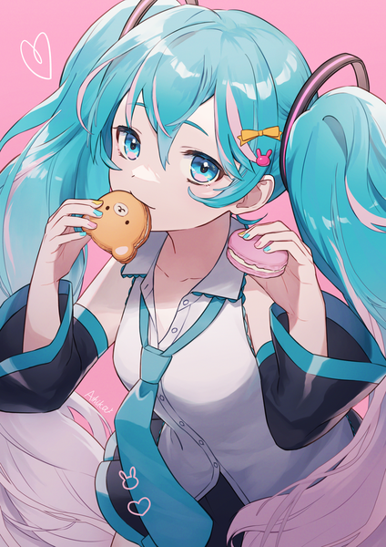 Anime-Bild 1414x2000 mit vocaloid hatsune miku ashika (yftcc948) single tall image looking at viewer fringe blue eyes simple background hair between eyes twintails ahoge very long hair from above aqua hair pink background girl detached sleeves necktie food