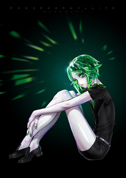 Anime-Bild 707x1000 mit houseki no kuni phosphophyllite bloodcat (babacatcat) single tall image short hair simple background sitting green eyes full body nail polish green hair character names black background pale skin shiny androgynous uniform