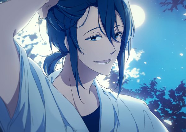 Anime picture 800x567 with tsurune: kazemai koukou kyuudoubu masaki takigawa shenhaishuli single fringe short hair open mouth blue eyes smile hair between eyes payot blue hair looking away outdoors night adjusting hair low ponytail hand on head boy moon