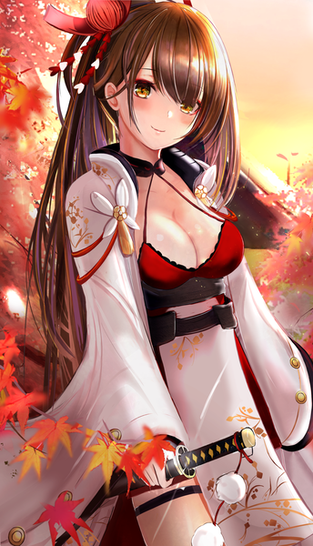 Аниме картинка 1265x2202 с azur lane zuikaku (azur lane) efuri (riarea00) один (одна) длинные волосы высокое изображение смотрит на зрителя румянец чёлка грудь лёгкая эротика улыбка каштановые волосы стоя держать жёлтые глаза декольте традиционная одежда японская одежда вечер