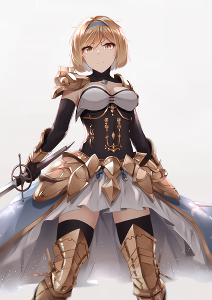 イラスト 1735x2456 と グランブルーファンタジー ジータ(グラブル) mengo ソロ 長身像 カメラ目線 前髪 highres 短い髪 おっぱい simple background 金髪 hair between eyes 立つ holding 茶目 cleavage grey background frown 女の子