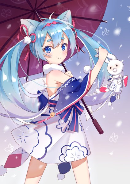 イラスト 2480x3507 と ボーカロイド 初音ミク 雪ミク ラビット・ユキネ 雨欢i ソロ 長髪 長身像 赤面 前髪 highres 青い目 hair between eyes ツインテール 肩出し holding 獣耳 青い髪 gradient hair eyebrows