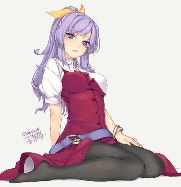 Anime picture 800x825 with touhou watatsuki no yorihime rokuwata tomoe single long hair tall image looking at viewer simple background sitting purple eyes signed purple hair ponytail parted lips grey background no shoes dated wariza girl bow