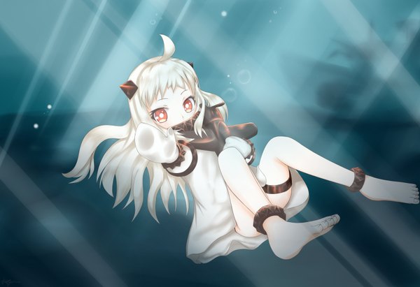 Anime picture 1600x1098 with kantai collection northern ocean hime axelcre single long hair looking at viewer blush red eyes ahoge white hair barefoot horn (horns) sunlight loli outstretched arm underwater shinkaisei-kan girl dress gloves