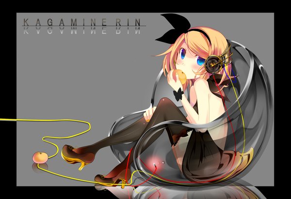 Anime picture 2193x1509 with vocaloid kagamine rin temari (deae) single highres short hair blue eyes blonde hair grey background character names border eating girl thighhighs bow black thighhighs hair bow shoes headphones wire (wires)