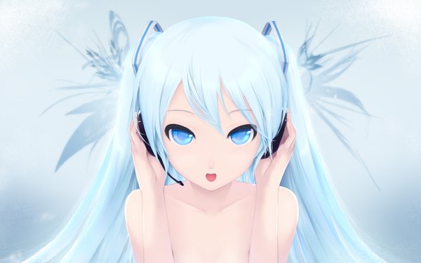 Anime-Bild 1600x1000 mit vocaloid last night good night (vocaloid) hatsune miku cait single long hair looking at viewer fringe open mouth simple background wide image twintails bare shoulders upper body aqua eyes aqua hair :o blue background girl headphones