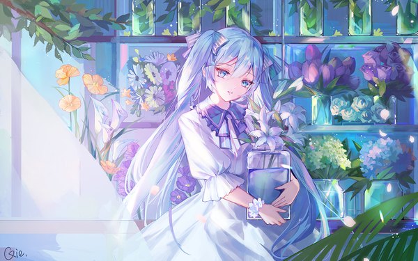 Anime picture 1422x889 with vocaloid hatsune miku qie single long hair fringe blue eyes hair between eyes twintails holding signed blue hair looking away puffy sleeves wrist scrunchie girl flower (flowers) bow hair bow petals