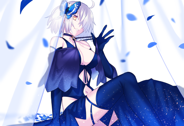 Anime-Bild 2080x1430 mit fate (series) fate/grand order jeanne d'arc (fate) (all) jeanne d'arc alter (fate) seseragi azuma single looking at viewer fringe highres short hair breasts light erotic smile large breasts sitting yellow eyes cleavage silver hair ahoge hair over one eye