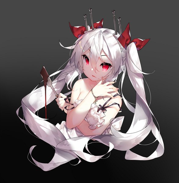 イラスト 1000x1023 と アズールレーン ヴァンパイア(アズールレーン) サル ソロ 長髪 長身像 カメラ目線 前髪 light erotic simple background hair between eyes 赤い目 ツインテール 肩出し holding payot 銀髪 upper body fingernails オフショルダー