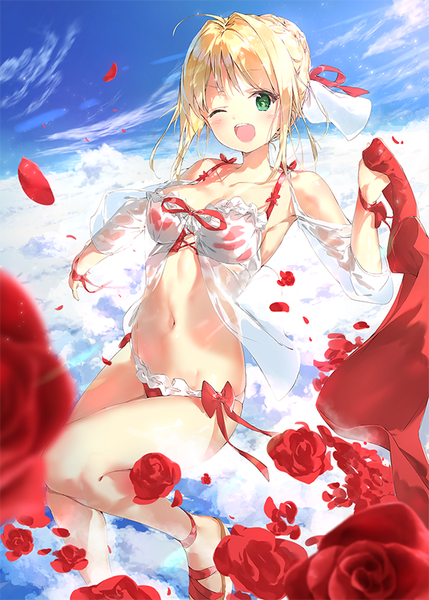 イラスト 572x800 と Fateシリーズ fate/grand order nero claudius (fate) (all) ネロ・クラウディウス(水着) 大腿外側(太もも) ソロ 長身像 カメラ目線 赤面 前髪 短い髪 おっぱい 開いた口 light erotic 金髪 笑顔 肩出し holding 緑の目 payot