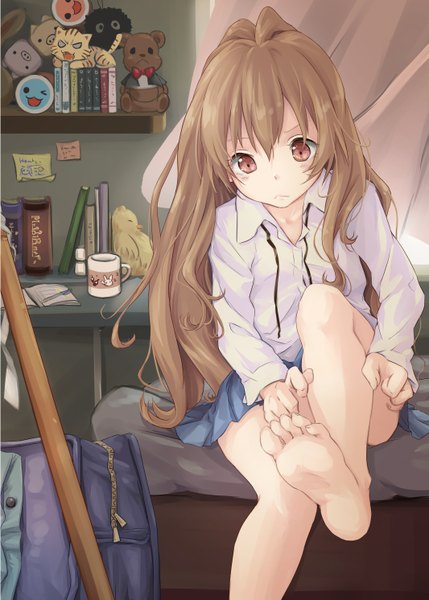 Anime-Bild 1066x1491 mit toradora j.c. staff aisaka taiga hpflower (artist) long hair tall image brown hair brown eyes barefoot girl skirt uniform school uniform miniskirt shirt book (books) school bag teddy bear