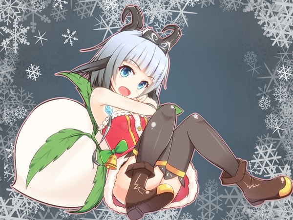 Anime picture 1200x900 with rune factory selzawill battlegaregga single blush fringe short hair open mouth blue eyes silver hair blunt bangs horn (horns) christmas soles convenient leg girl thighhighs dress black thighhighs boots