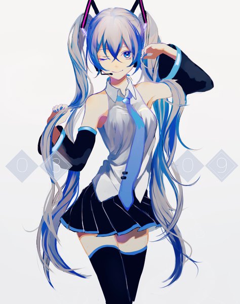 イラスト 763x965 と ボーカロイド 初音ミク ぴつ ソロ 長髪 長身像 前髪 青い目 simple background 笑顔 hair between eyes 立つ ツインテール 肩出し 青い髪 pleated skirt one eye closed ウィンク grey background wide sleeves