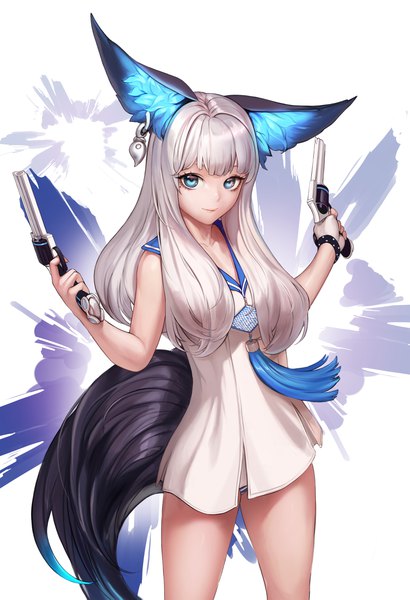 イラスト 3187x4661 と ブレイドアンドソウル lyn (blade & soul) monaim ソロ 長髪 長身像 カメラ目線 前髪 highres 青い目 simple background 笑顔 立つ 白背景 holding 獣耳 absurdres 銀髪 尻尾 animal tail