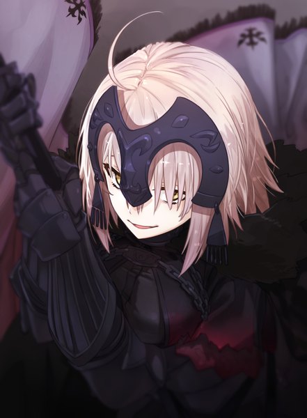 イラスト 800x1088 と Fateシリーズ fate/grand order jeanne d'arc (fate) (all) ジャンヌ・オルタ m-ya ソロ 長身像 カメラ目線 前髪 短い髪 おっぱい 笑顔 holding 黄色眼 payot 銀髪 upper body アホ毛 parted lips blurry