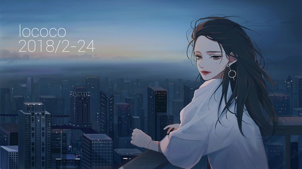 イラスト 1781x1000 と オリジナル lococo:p ソロ 長髪 highres 黒髪 wide image signed 空 black eyes night lipstick turning head city dated cityscape red lipstick 女の子 耳飾り balcony