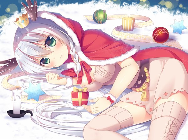 Anime picture 800x595 with original sumisaki yuzuna single long hair looking at viewer blush fringe breasts light erotic smile holding green eyes cleavage silver hair lying braid (braids) horn (horns) depth of field on side christmas