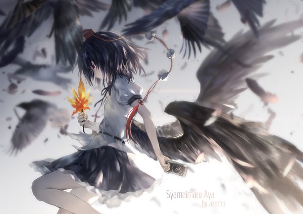 Anime-Bild 2263x1600 mit touhou shameimaru aya azomo single highres short hair black hair red eyes signed profile depth of field puffy sleeves character names black wings girl animal wings bird (birds) feather (feathers) fan