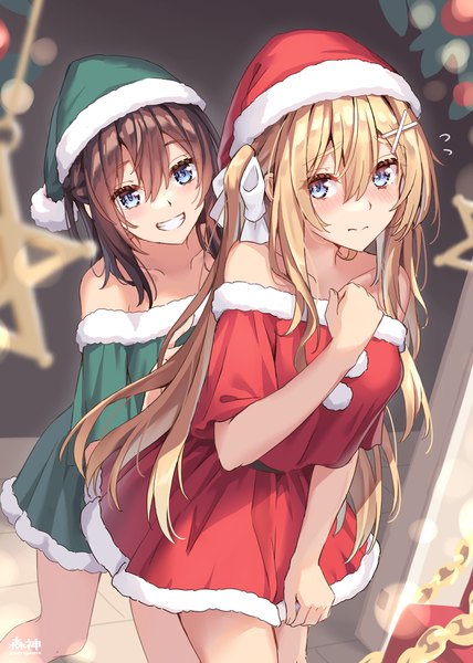 Anime picture 857x1200 with original morigami (morigami no yashiro) long hair tall image looking at viewer blush fringe blue eyes blonde hair smile hair between eyes brown hair multiple girls grin one side up christmas girl hair ornament 2 girls hat
