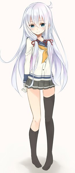 イラスト 1000x2308 と 艦隊これくしょん 響(艦これ) あずーる ソロ 長髪 長身像 カメラ目線 赤面 青い目 simple background 白背景 white hair light smile no shoes コスプレ asymmetrical clothes isokaze destroyer (cosplay) 女の子 ストッキング スカート