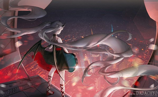 Anime picture 1000x617 with dadachyo single wide image standing twintails bare shoulders signed white hair very long hair horn (horns) from above wind from behind back city looking down cityscape black wings demon wings oni horns