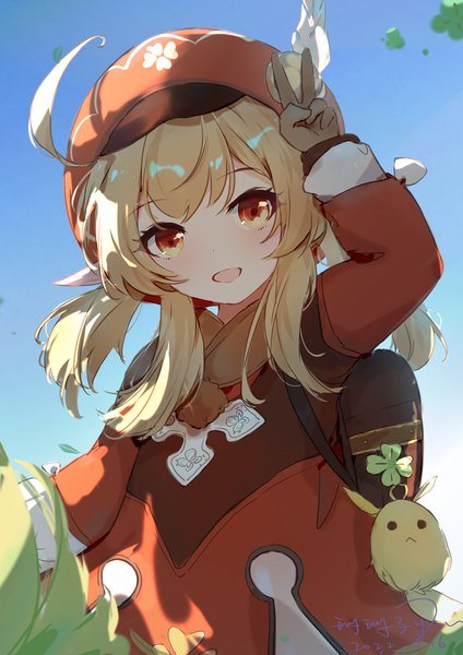 Anime-Bild 868x1228 mit genshin impact klee (genshin impact) dodoco (genshin impact) xetrov10 single long hair tall image looking at viewer open mouth blonde hair red eyes twintails ahoge outdoors :d arm up pointy ears low twintails victory girl