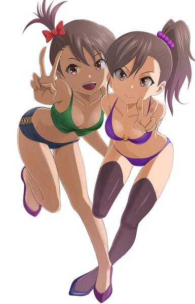 イラスト 1500x2339 と アイドルマスター idolmaster (classic) 双海真美 双海亜美 taka (takahirokun) 長髪 長身像 カメラ目線 短い髪 開いた口 light erotic simple background 茶色の髪 白背景 multiple girls 茶目 ポニーテール bare belly ピースサイン siblings