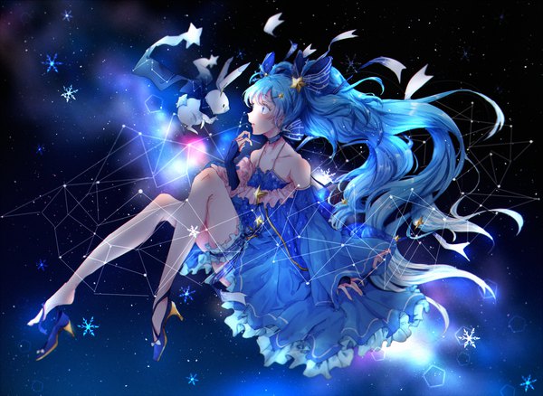 イラスト 1800x1315 と 初音ミク -project diva- f 2nd ボーカロイド star night snow (vocaloid) 初音ミク 雪ミク 雪ミク2017 なじゅこ 前髪 highres ツインテール 肩出し 青い髪 looking away 全身 very long hair プロフィール bare legs floating hair space surprised