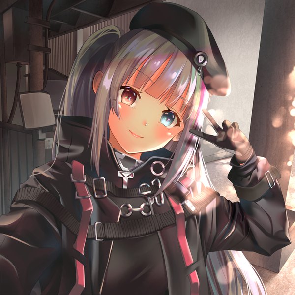 Anime-Bild 1920x1920 mit girls frontline mdr (girls frontline) gonzz (gon2rix) single long hair looking at viewer blush fringe highres smile payot silver hair upper body long sleeves head tilt multicolored hair two-tone hair heterochromia one side up victory