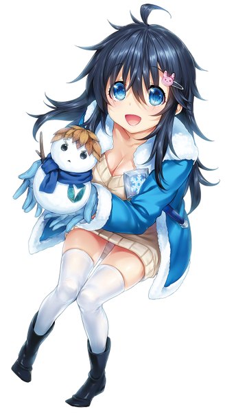 イラスト 820x1500 と ネトゲの嫁は女の子じゃないと思った? project no.9 tamaki ako hisashi (nekoman) ソロ 長髪 長身像 カメラ目線 赤面 前髪 おっぱい 開いた口 青い目 黒髪 simple background 笑顔 hair between eyes 白背景 座る holding