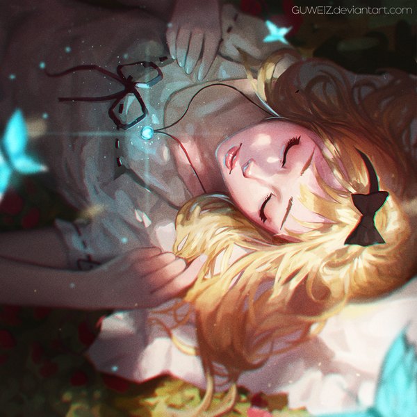 Anime picture 900x900 with guweiz single long hair fringe blonde hair signed lying eyes closed lips hand on chest light eyebrows sleeping glow girl bow hairband pendant insect butterfly