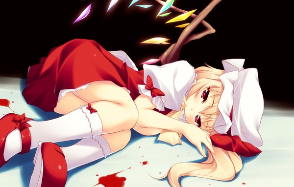 Anime picture 1521x972 with touhou flandre scarlet minase shuu short hair blonde hair red eyes girl dress bow wings socks blood white socks bonnet crystal