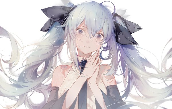 Anime picture 1169x743 with vocaloid hatsune miku edel (qi--yu) single looking at viewer fringe simple background hair between eyes white background twintails bare shoulders blue hair upper body ahoge very long hair head tilt grey eyes girl bow hair bow
