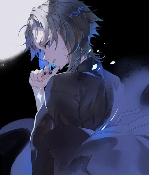 Аниме картинка 2300x2700 с оригинальное изображение kamui (kurohshiro1) один (одна) высокое изображение смотрит на зрителя высокое разрешение короткие волосы голубые глаза верхняя часть тела лак на ногтях профиль серые волосы рука у рта чёрный лак мужчина