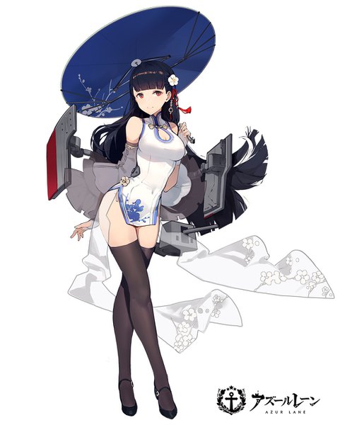 イラスト 1027x1280 と アズールレーン 逸仙(アズールレーン) 木shiyo ソロ 長髪 長身像 カメラ目線 前髪 おっぱい 黒髪 simple background 赤い目 立つ 白背景 肩出し holding cleavage 全身 blunt bangs traditional clothes