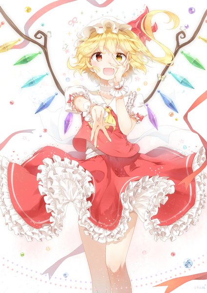 Anime-Bild 2480x3507 mit touhou flandre scarlet 3000 xiao chun single tall image looking at viewer highres short hair open mouth blonde hair smile red eyes white background yellow eyes :d short sleeves fang (fangs) puffy sleeves heterochromia one side up