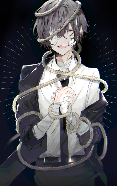 Аниме картинка 1000x1583 с великий из бродячих псов studio bones dazai osamu (bungou stray dogs) poni (rito) один (одна) высокое изображение чёлка короткие волосы открытый рот чёрные волосы простой фон улыбка волосы между глазами стоя закрытые глаза off shoulder тёмный фон ^ ^ сложив руки ^o^