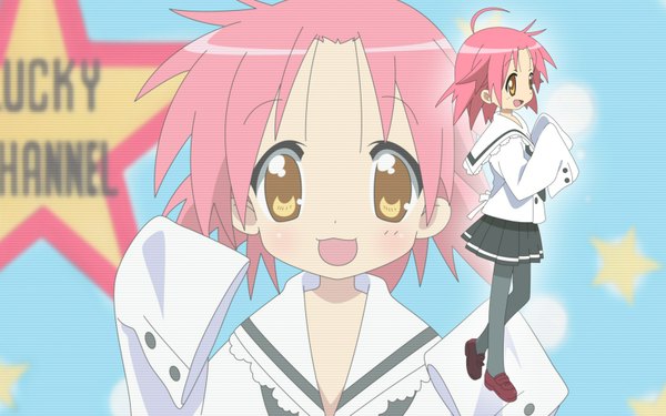 Anime picture 1600x1000 with lucky star kyoto animation kogami akira long hair looking at viewer short hair open mouth wide image yellow eyes looking away pink hair ahoge :d pleated skirt copyright name sleeves past wrists multiview lucky channel girl skirt