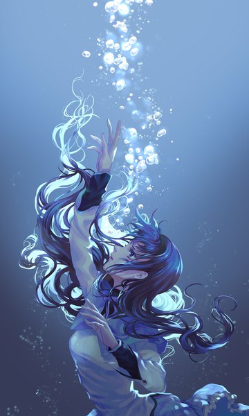 Аниме картинка 900x1500 с девочка-волшебница мадока магика shaft (studio) акеми хомура hei yu один (одна) длинные волосы высокое изображение синие волосы верхняя часть тела профиль поднятая рука смотрит вверх под водой девушка обруч (ободок) для волос пузырь (пузыри)