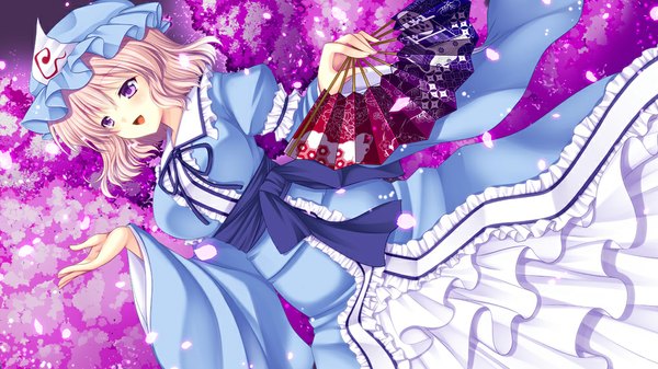 Anime picture 1000x563 with touhou saigyouji yuyuko asazuki kanai single blush short hair open mouth wide image purple eyes pink hair girl dress petals bonnet fan