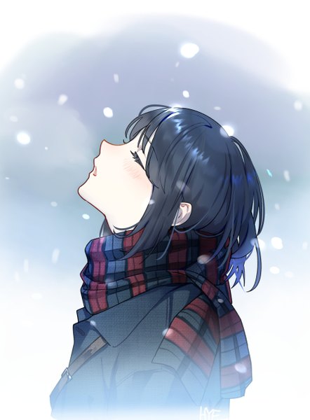Аниме картинка 900x1221 с оригинальное изображение hieung один (одна) высокое изображение румянец короткие волосы открытый рот чёрные волосы подписанный верхняя часть тела закрытые глаза профиль снегопад снег девушка шарф полосатый шарф