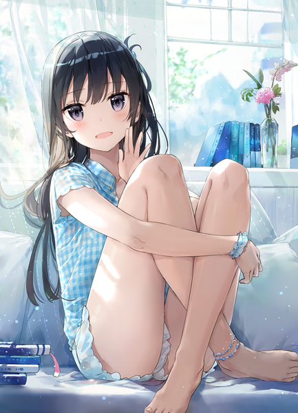 Anime picture 653x905 with original fuumi (radial engine) single long hair tall image looking at viewer blush fringe open mouth black hair hair between eyes sitting indoors barefoot black eyes bare legs crossed legs plaid wrist scrunchie leg hug