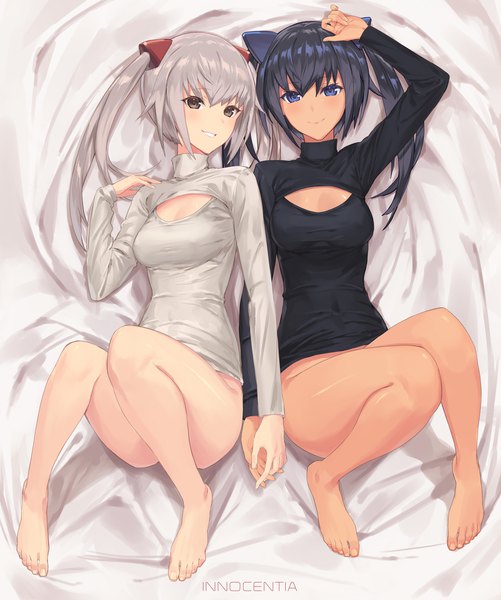 イラスト 2000x2394 と フレームアームズ・ガール innocentia sigma99 長髪 長身像 highres light erotic 黒髪 ツインテール multiple girls 茶目 青い髪 銀髪 全身 lying 裸足 alternate costume character names dark skin holding hands