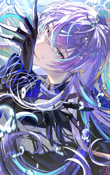 Аниме картинка 1090x1732 с виртуальный ютубер nijisanji hoshirube sho koujisako один (одна) длинные волосы высокое изображение смотрит на зрителя чёлка голубые глаза волосы между глазами фиолетовые волосы верхняя часть тела разноцветные волосы цветные локоны под водой обрамлённый мужчина перчатки перчатки (чёрные)