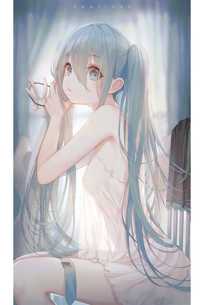 イラスト 804x1200 と ボーカロイド 初音ミク seol ソロ 長髪 長身像 カメラ目線 赤面 前髪 おっぱい light erotic hair between eyes 座る ツインテール payot indoors aqua eyes aqua hair inscription sleeveless