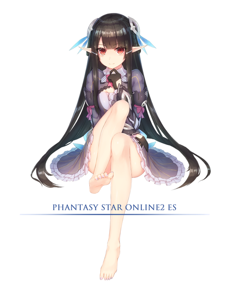 イラスト 823x1070 と ファンタシースター ファンタシースターオンライン2 sega anette (pso2) むぬー ソロ 長身像 カメラ目線 前髪 黒髪 simple background 赤い目 白背景 全身 bent knee (knees) blunt bangs very long hair 裸足 light smile エルフ耳