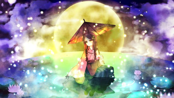 Аниме картинка 1536x864 с utau hanameya komachi (utau) em (kmkmp) длинные волосы каштановые волосы широкое изображение жёлтые глаза смотрит в сторону коса (косы) японская одежда девушка цветок (цветы) вода луна зонт